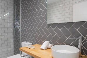 Ducha, secador de pelo y toallas