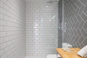 Douche, sèche-cheveux, serviettes fournies