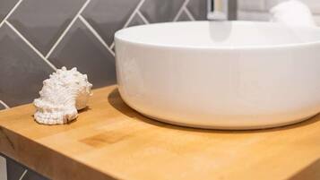 Een douche, een haardroger, handdoeken