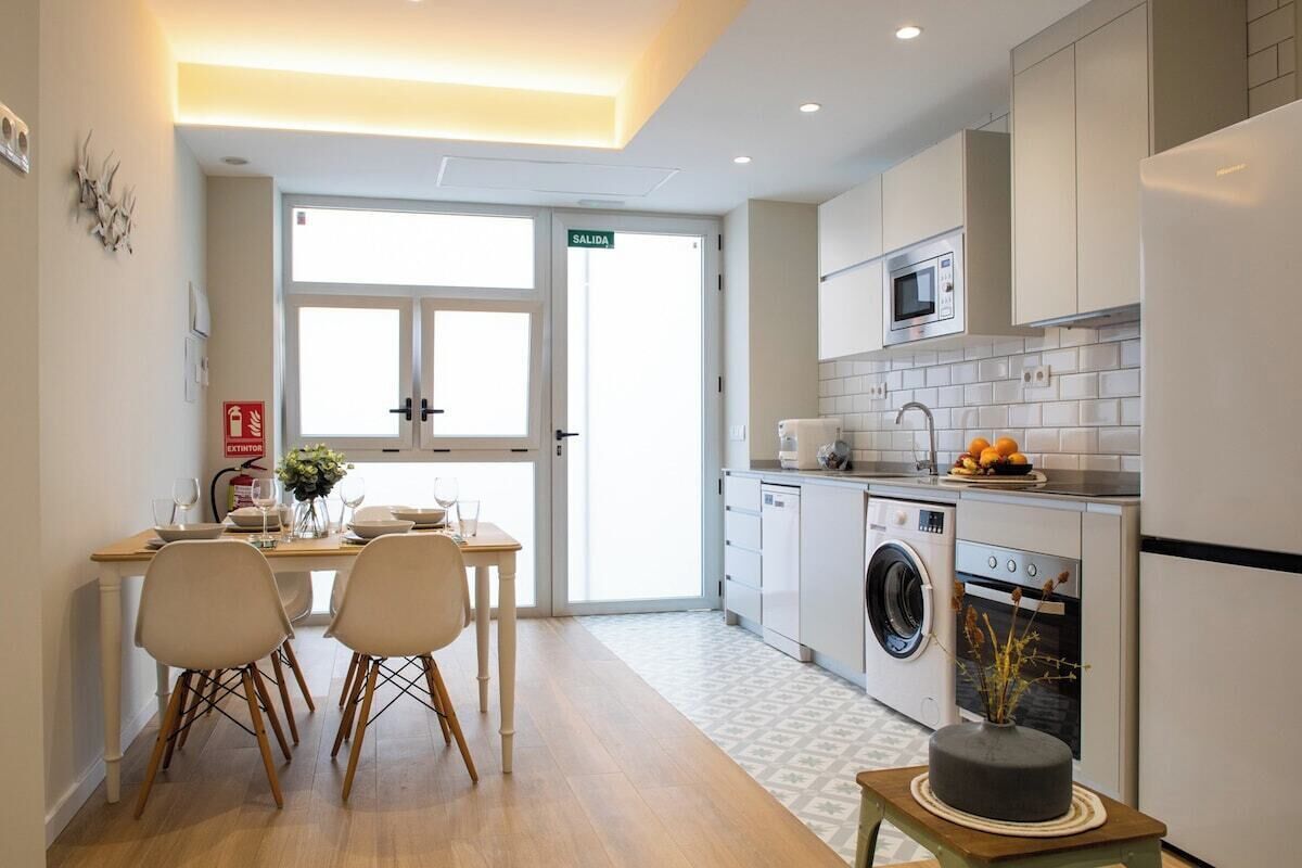 Een koelkast, een microgolfoven, een oven, een vaatwasser