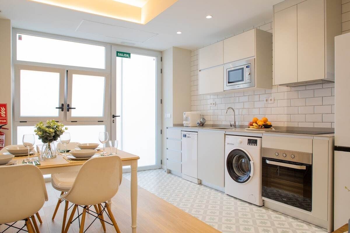 Een koelkast, een microgolfoven, een oven, een vaatwasser