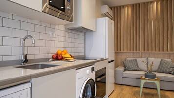 Een koelkast, een magnetron, een oven, een vaatwasser