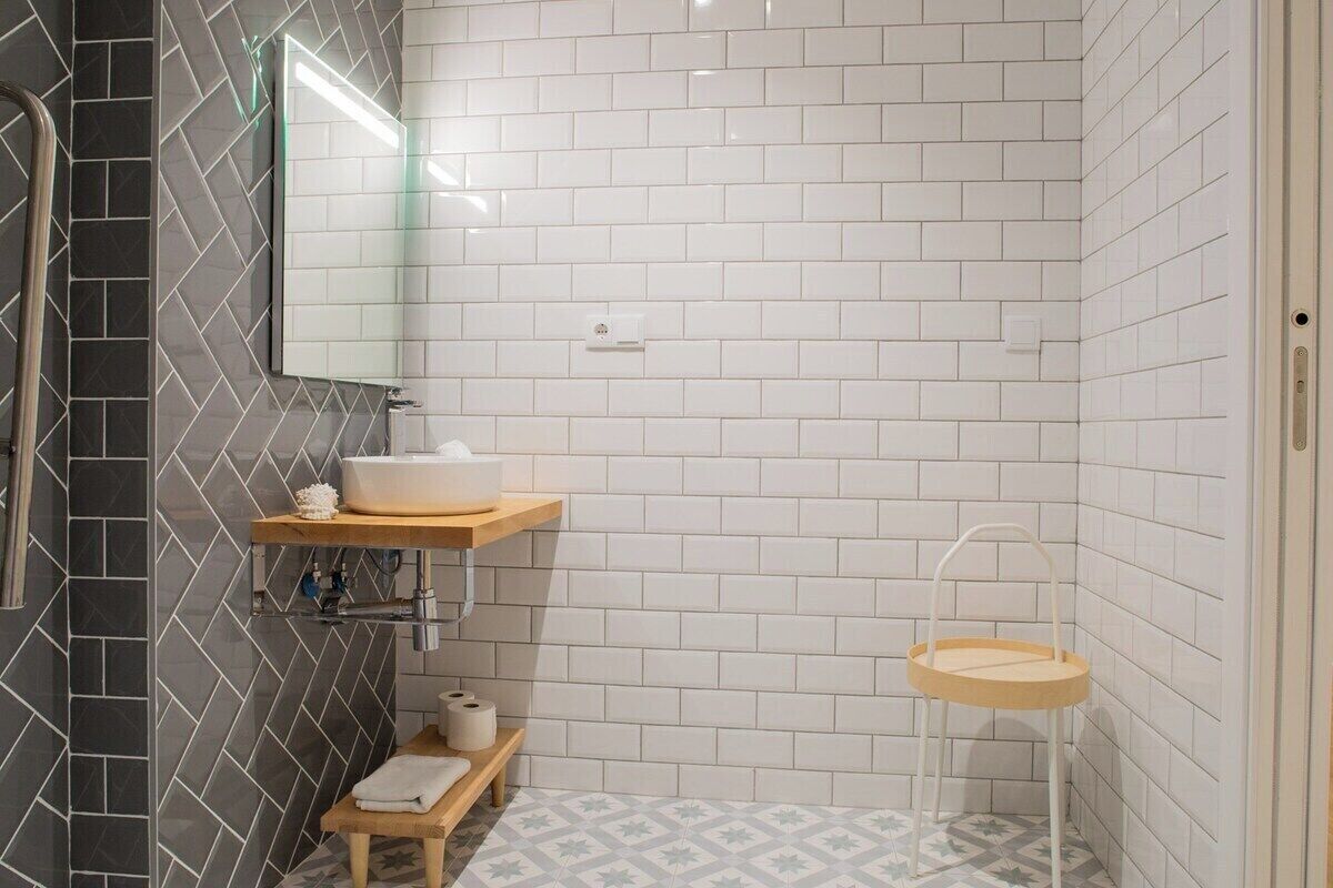 Een douche, een haardroger, handdoeken