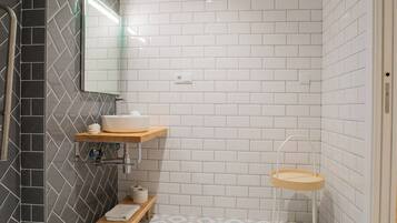 Een douche, een haardroger, handdoeken