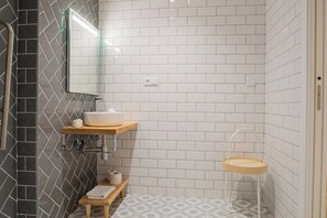 Regadera, secadora de cabello, toallas 