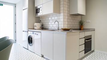 Een koelkast, een microgolfoven, een oven, een vaatwasser