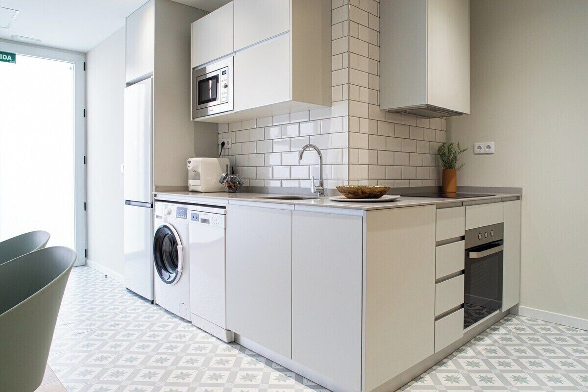 Een koelkast, een magnetron, een oven, een vaatwasser