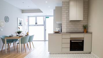 Een koelkast, een magnetron, een oven, een vaatwasser