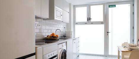 Geladeira, micro-ondas, fogão, lava-louças