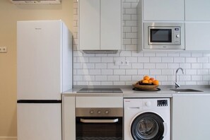 Kjøleskap, mikrobølgeovn, ovn og oppvaskmaskin