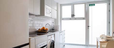 Frigorífico, microondas, horno y lavavajillas