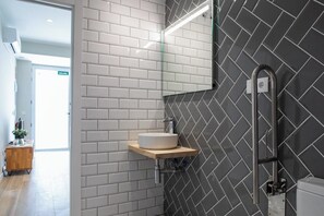 Dusj, hårføner og håndklær