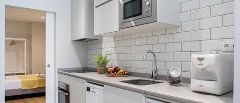 Kjøleskap, mikrobølgeovn, ovn og oppvaskmaskin