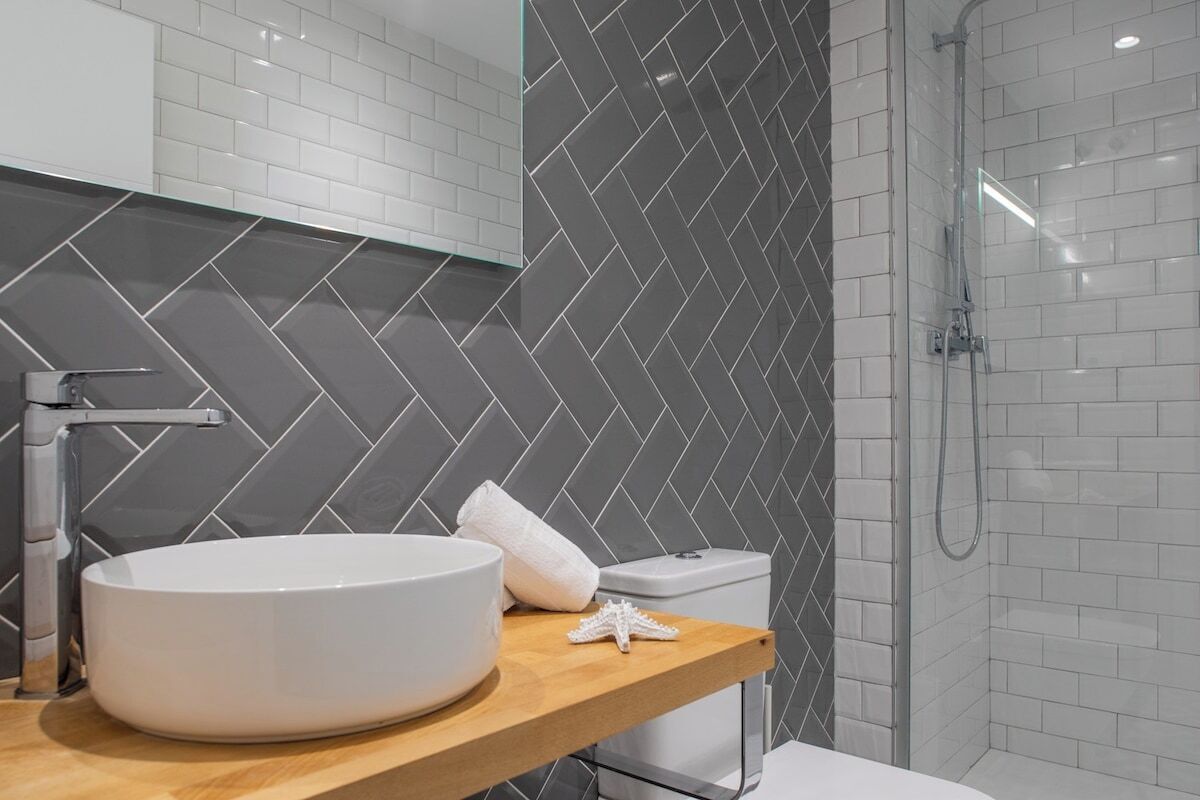 Een douche, een haardroger, handdoeken