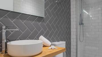 Een douche, een haardroger, handdoeken