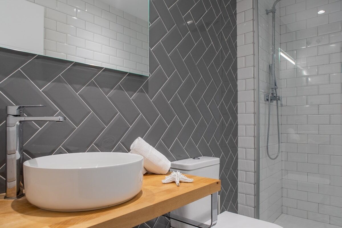 Douche, sèche-cheveux, serviettes fournies