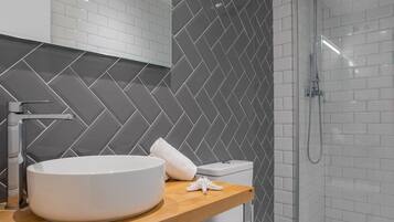 Douche, sĂšche-cheveux, serviettes fournies