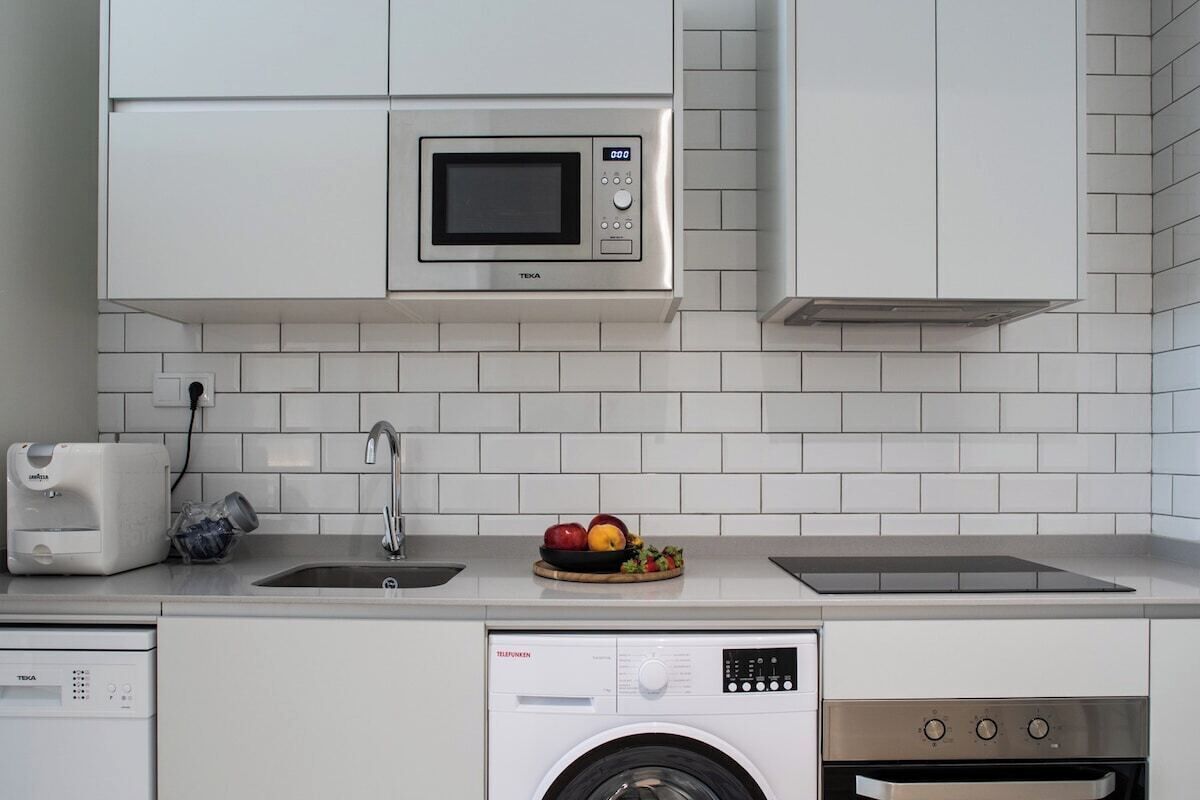 Een koelkast, een magnetron, een oven, een vaatwasser