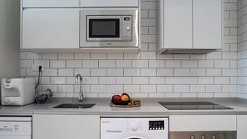 Een koelkast, een magnetron, een oven, een vaatwasser