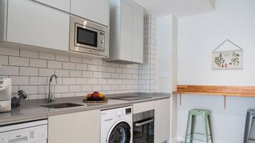 Een koelkast, een magnetron, een oven, een vaatwasser