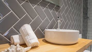 Douche, sèche-cheveux, serviettes fournies