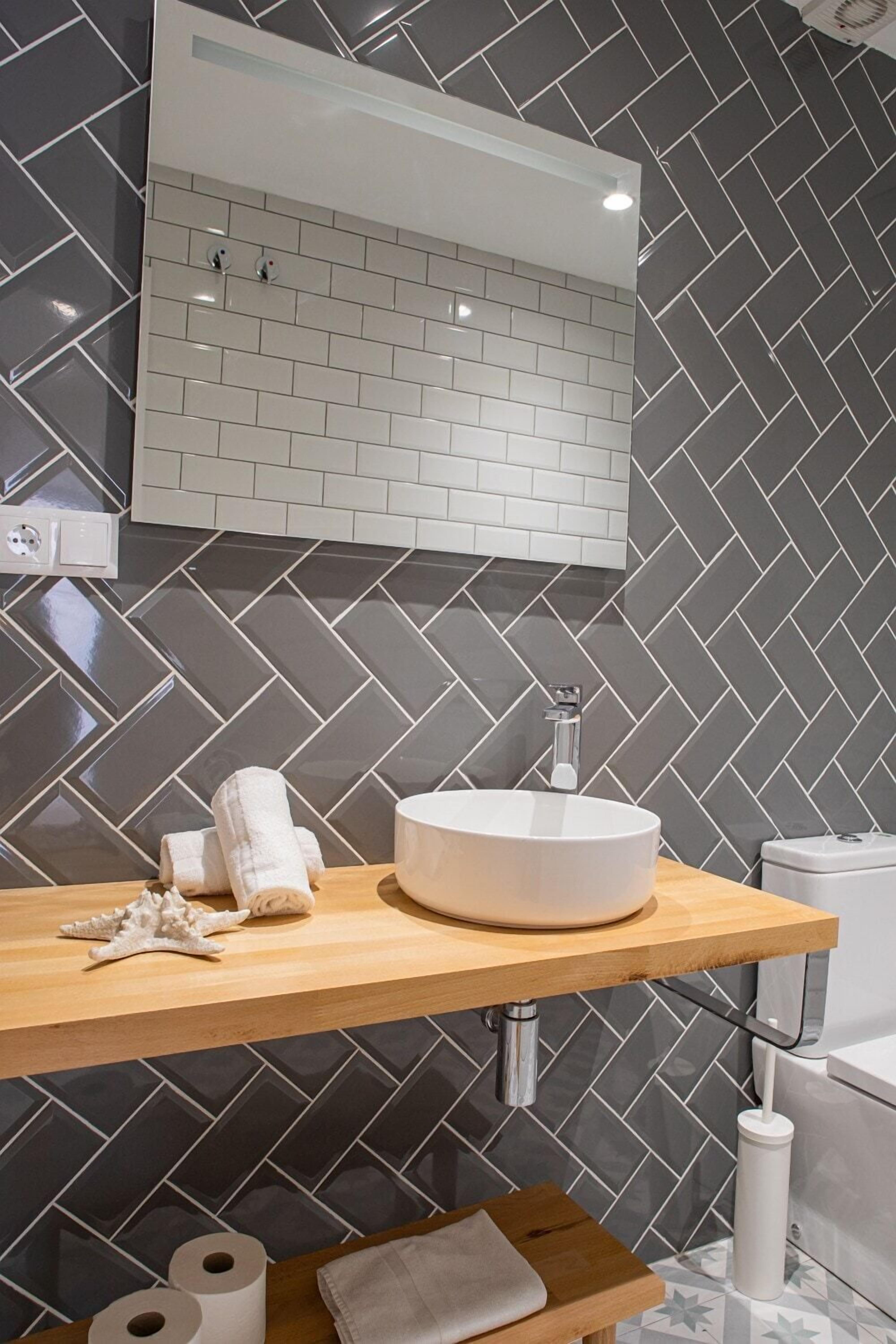 Ducha, secador de pelo y toallas