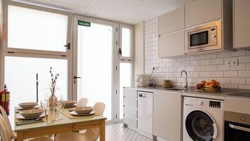 Een koelkast, een magnetron, een oven, een vaatwasser