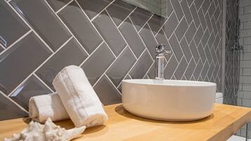 Een douche, een haardroger, handdoeken