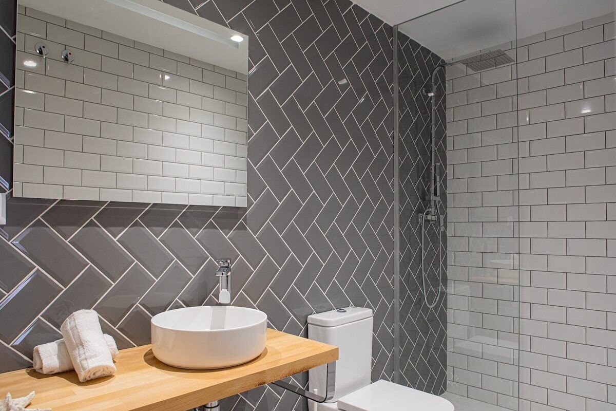 Douche, sèche-cheveux, serviettes fournies