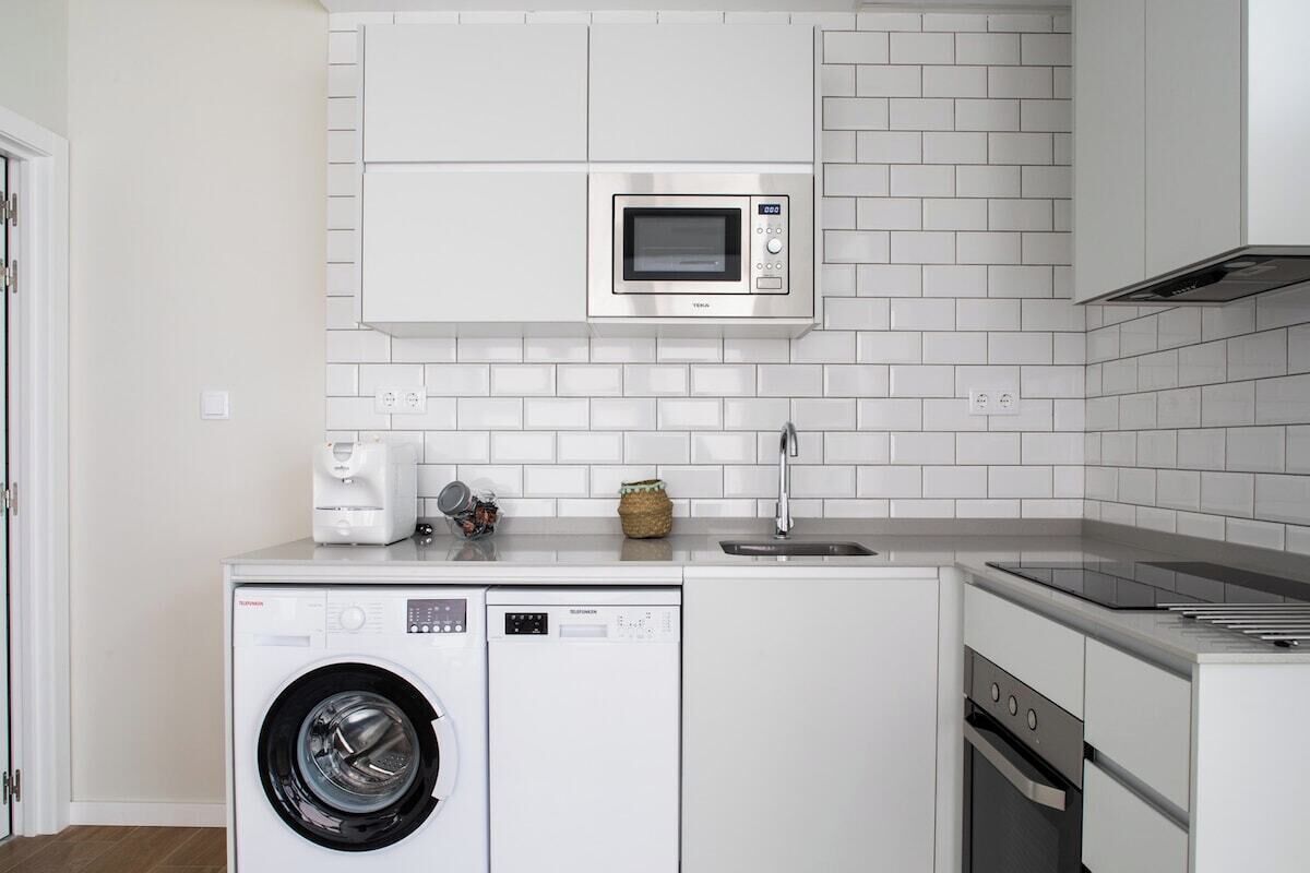 Een koelkast, een microgolfoven, een oven, een vaatwasser