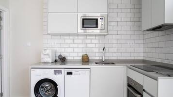 Een koelkast, een microgolfoven, een oven, een vaatwasser