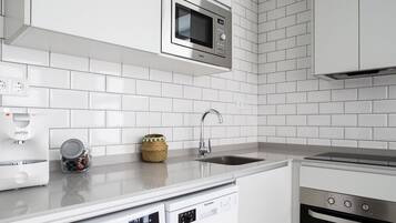 Een koelkast, een magnetron, een oven, een vaatwasser