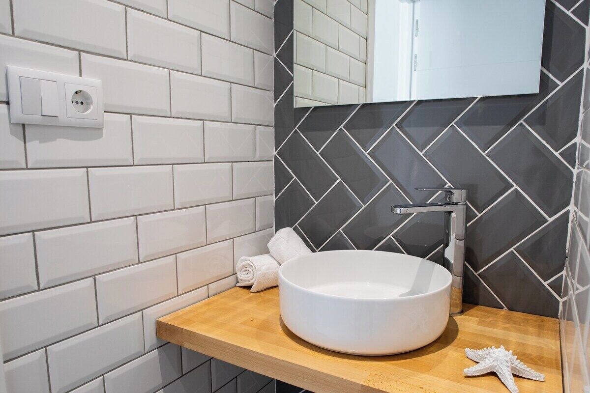 Een douche, een haardroger, handdoeken