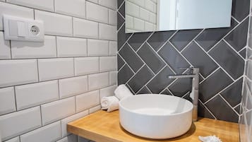 Een douche, een haardroger, handdoeken