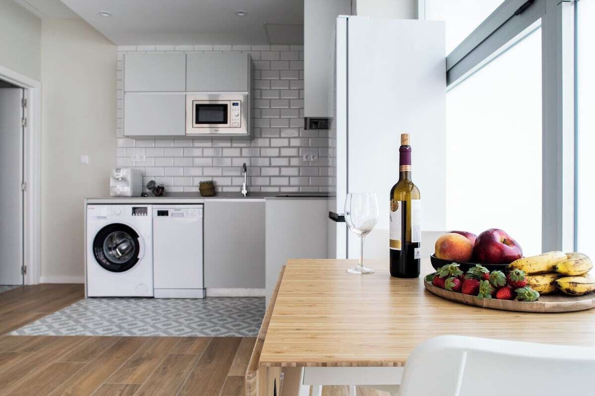 Een koelkast, een microgolfoven, een oven, een vaatwasser