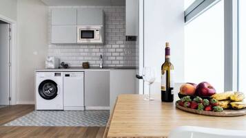 Een koelkast, een microgolfoven, een oven, een vaatwasser