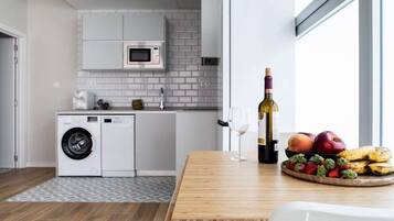 Een koelkast, een microgolfoven, een oven, een vaatwasser