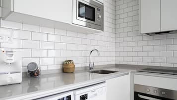 Een koelkast, een magnetron, een oven, een vaatwasser