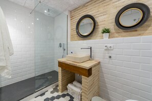 Dusche, Haartrockner, Handtücher