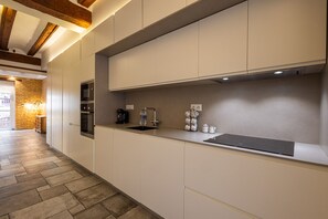 Een koelkast, een magnetron, een oven, een vaatwasser