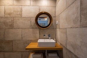 Douche, sèche-cheveux, serviettes fournies