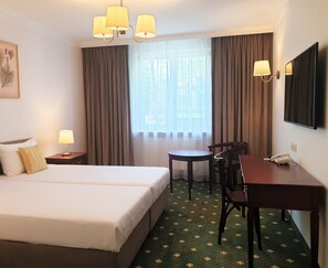 Desk, WiFi, bed sheets - Klub Sosnowy (Warsaw)