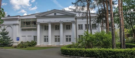 Vista frontal de la propiedad