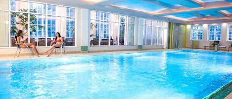 Piscine couverte, accès possible de 07 h 00 à 22 h 00, chaises longues 