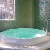 Una piscina techada, sillones reclinables de piscina