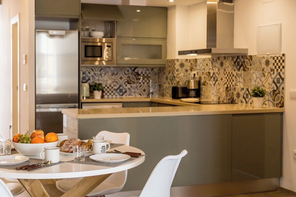 Een koelkast, een magnetron, een oven, een vaatwasser