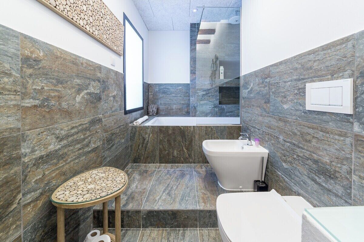 Bathtub, hair dryer, towels