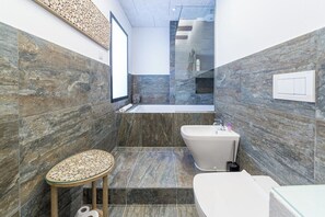 Baignoire, sĂšche-cheveux, serviettes fournies