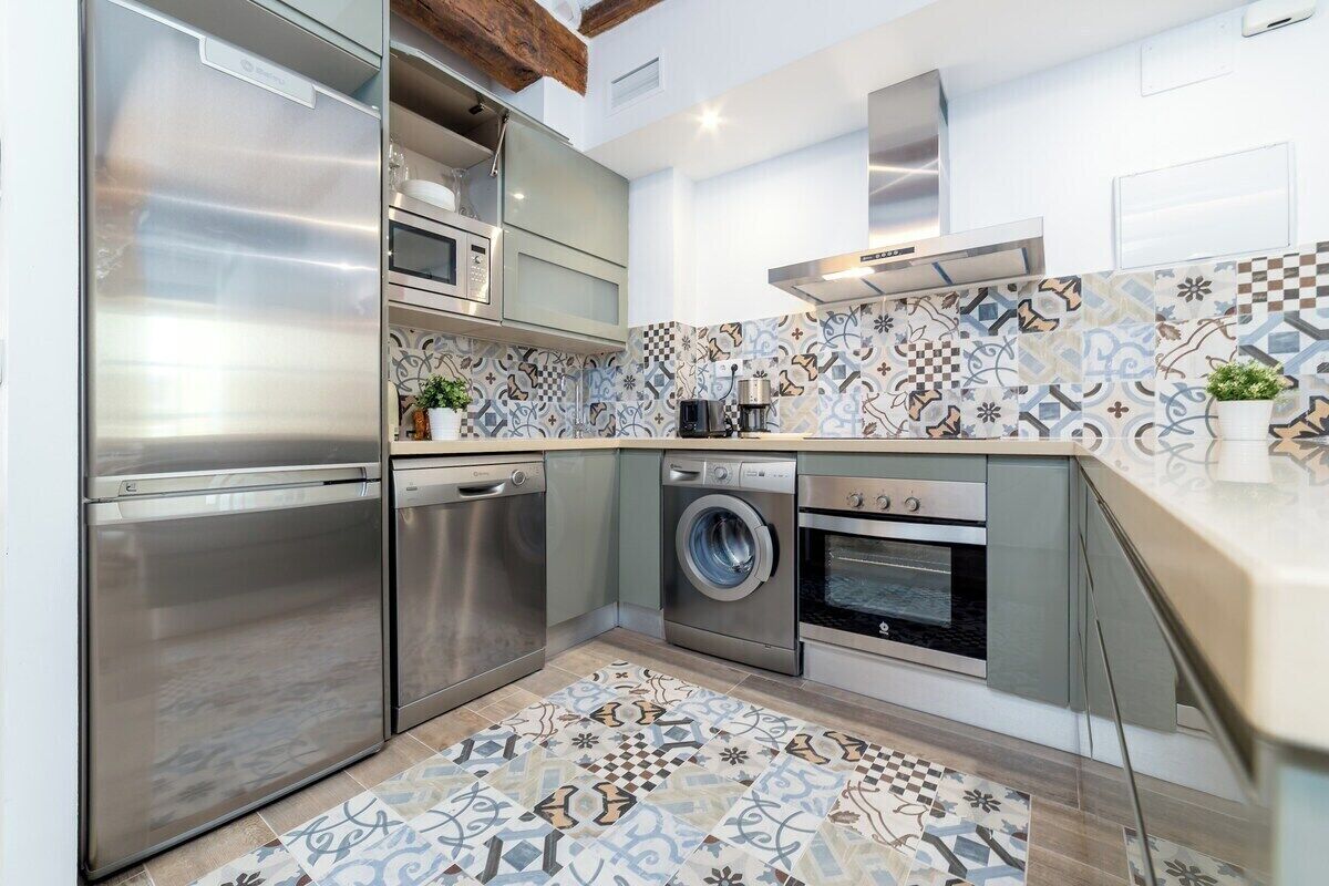 Kühlschrank, Mikrowelle, Ofen, Geschirrspüler