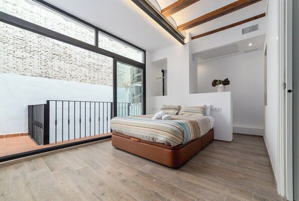 2 bedrooms, iron/ironing board, free WiFi, bed sheets - CATHEDRAL LUXURY 2BR, 2BA, BALCONIES, A\C, Wifi  (Valencia)